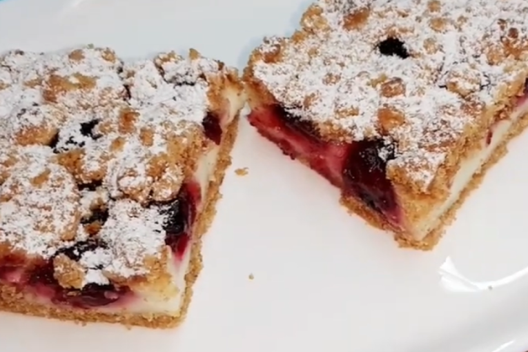 Recept dana: Kolač sa višnjama i krem sirom osvaja svojim mekanim biskvitom i kremastim filom