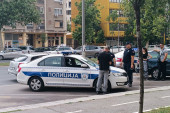 Sačekali da im okrene leđa, pa krenuli u akciju! Ženi strgnuta ogrlica s vrata usred dana na Novom Beogradu!