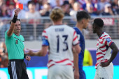Crveni karton Amerikanaca je doneo i nešto "dobro": Poznati lanac poklanjao pice u vrednosti od milion dolara! (FOTO)