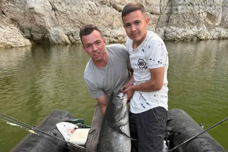 Otac i sin iz Sjenice izvukli jezersko čudovište: Som od 45 kilograma i dva metra šokirao ribolovce (FOTO)