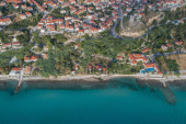 Ovo je jedno od najlepših sela na Halkidikiju: Kamene ulice, tirkizno more i pravi grčki šarm osvajaju turiste (FOTO)