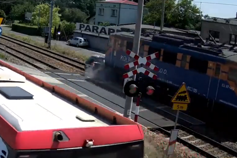 Voz se zakucao u auto, pa ga gurao po šinama: Snimljen zastrašujući trenutak (VIDEO)