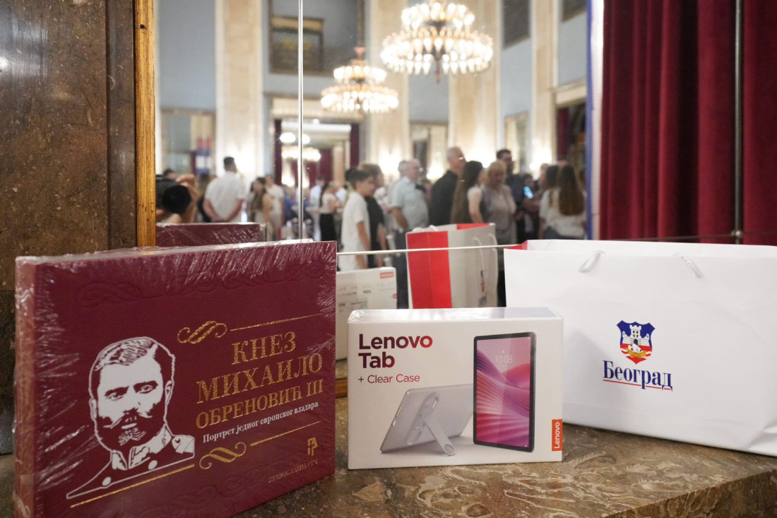 Laptop i knjiga za najbolje: Šapić nagradio 289 beogradskih učenika (FOTO)