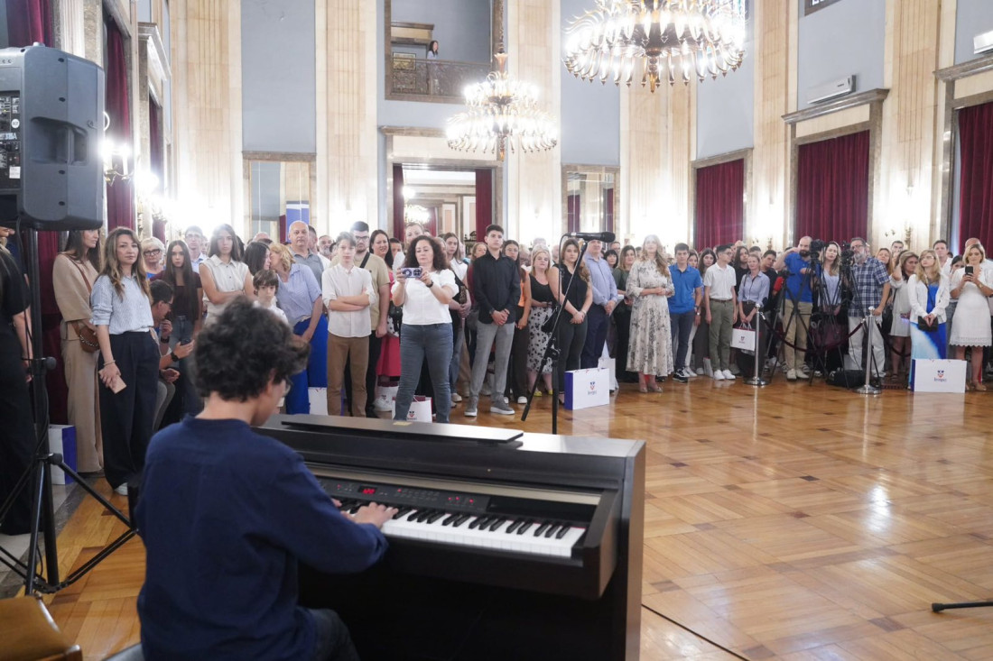 Laptop i knjiga za najbolje: Šapić nagradio 289 beogradskih učenika (FOTO)