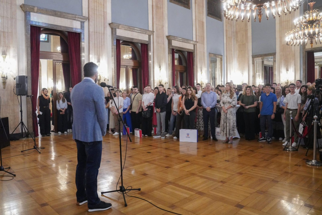 Laptop i knjiga za najbolje: Šapić nagradio 289 beogradskih učenika (FOTO)