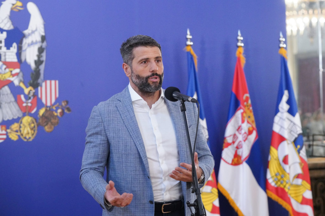 Laptop i knjiga za najbolje: Šapić nagradio 289 beogradskih učenika (FOTO)
