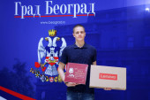 Laptop i knjiga za najbolje: Šapić nagradio 289 beogradskih učenika (FOTO)