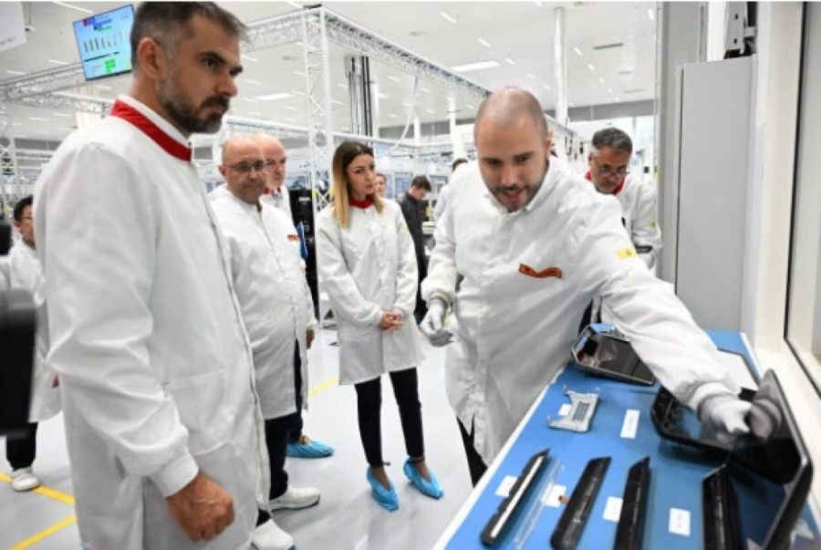Kompanija Aumovio proizvodi komponente za svetske brendove u auto-industriji, Mesarović i Mićin posetili fabriku u Kaću (VIDEO)