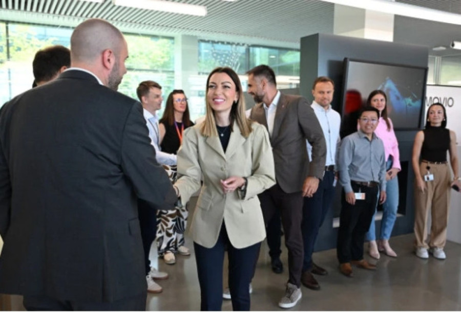 Kompanija Aumovio proizvodi komponente za svetske brendove u auto-industriji, Mesarović i Mićin posetili fabriku u Kaću (VIDEO)