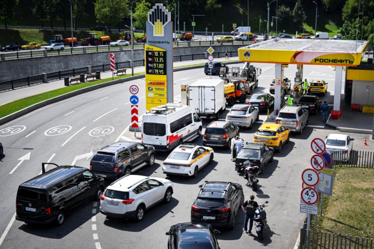 Potpuno rasulo na ruskim pumpama: Zbog nestašice goriva ljudi potežu noževe, prodaju mesto u redu, čeka se do 28 sati (VIDEO)