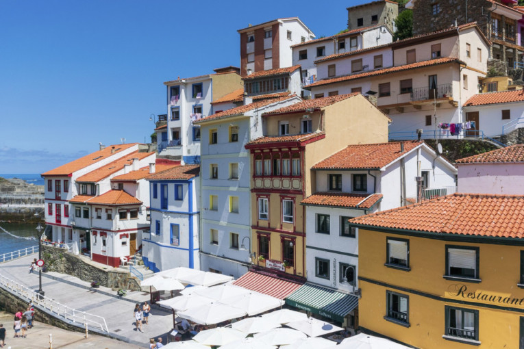 Ovde se život odvija u ritmu mora i vetra: Šareno mesto koje je jedno od najlepših u Španiji (FOTO)