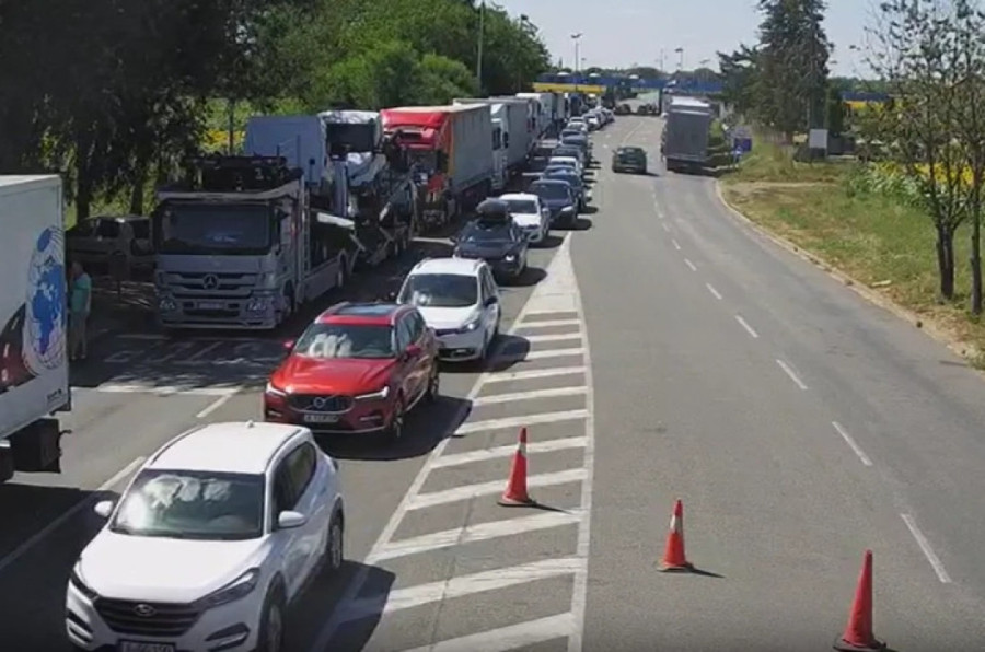 Prvi julski vikend doneo novi talas na granicama: Na pojedinim prelazima koloni se ne vidi kraj (FOTO)