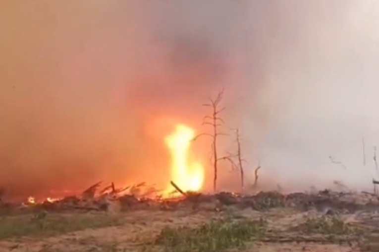 Pakao kod Černobilja! Tokom požara se formirao vatreni tornado, vatrogasci morali da pobegnu (VIDEO)