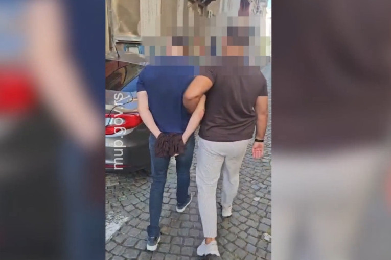 Uhapšen muškarac (31), sumnja se da je pripadnik "Vračarskog klana": Vozača napao, pa krvlju napisao ovo na haubi!