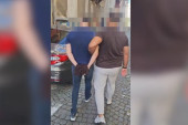 Uhapšen muškarac (31), sumnja se da je pripadnik "Vračarskog klana": Vozača napao, pa krvlju napisao ovo na haubi!