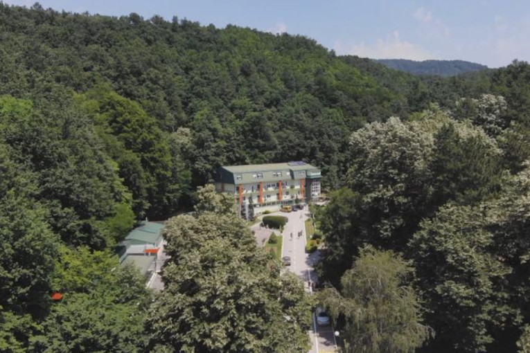 Ova lekovita voda je spas: Prvi inkluzivni kamp za osobe sa cerebralnom i dečjom paralizom organizovan u Atomskoj Banji Gornja Trepča (FOTO)