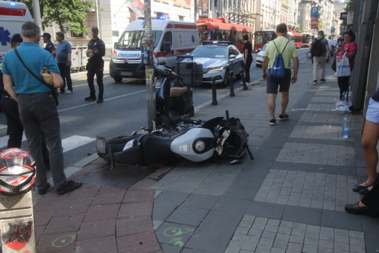 Težak udes kod Beograda: Motociklista (23) udario u automobil, bez svesti prevezen u Urgentni centar