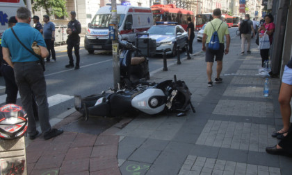Težak udes kod Beograda: Motociklista (23) udario u automobil, bez svesti prevezen u Urgentni centar
