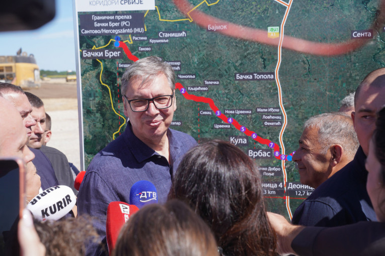 Vučić obišao radove na brzoj saobraćajnici kod Bezdana: "Osmeh Vojvodine" postaje od životnog značaja za ljude na severu Srbije!