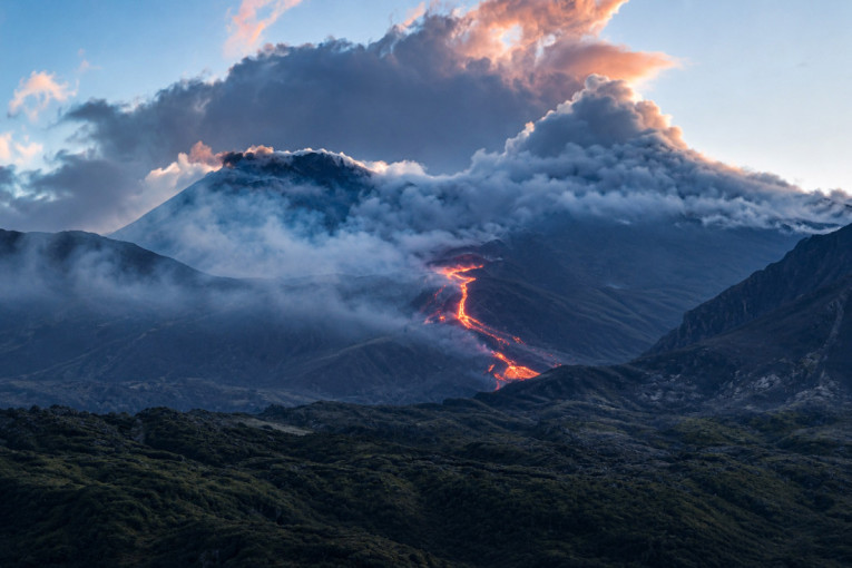 Etna eksplodirala pred očima turista! Crni oblaci progutali nebo, aerodrom hitno zatvoren (VIDEO)