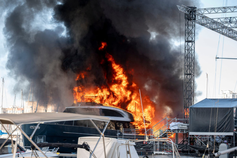 Drama u Marseju: Dva broda progutao plamen, potonuli pred očima vatrogasaca, ima povređenih! (FOTO/VIDEO)