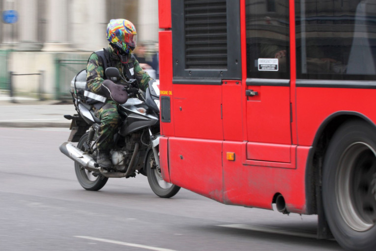 Detalji nesreće u Ruzveltovoj: Mladić na motoru sudario se s autobusom, među povređenima i dečak