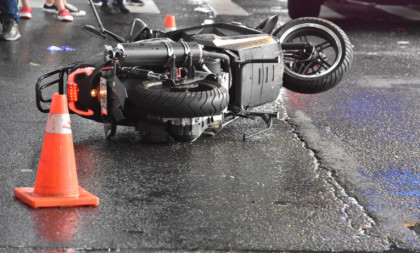 Automobil udario motociklistu otpozadi u Zemunu! Povređeni vozač ostao da leži nakon sudara