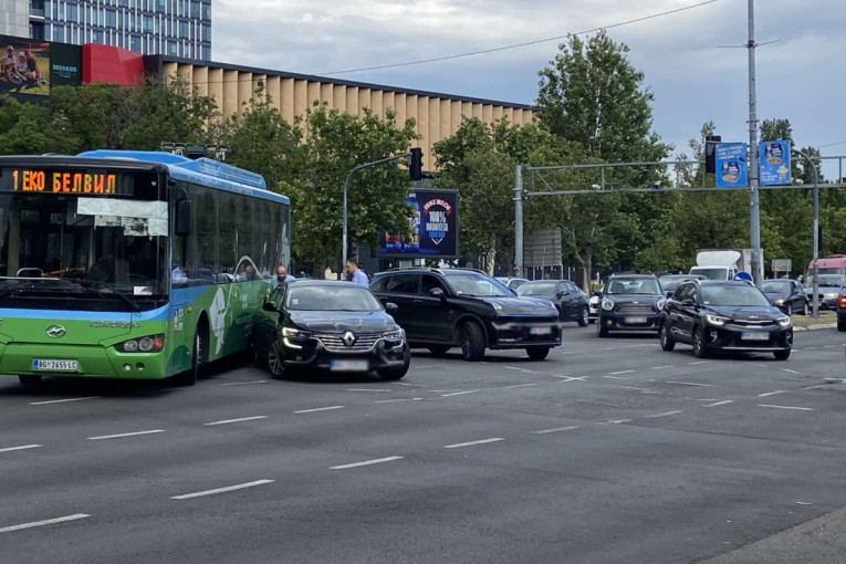Haos kod Ušća: Sudarili se automobil i autobus, stvorio se špic! (FOTO/VIDEO)