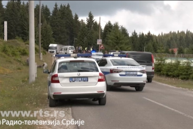 Prevrnuo se automobil na Goliji: Stradao maloletnik, troje povređenih!