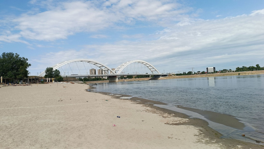 Neverovatan prizor u Novom Sadu: Dunav se toliko povukao da ljudi šetaju koritom
