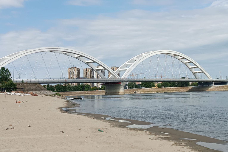 Neverovatan prizor u Novom Sadu: Dunav se toliko povukao da ljudi šetaju koritom