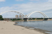 Neverovatan prizor u Novom Sadu: Dunav se toliko povukao da ljudi šetaju koritom
