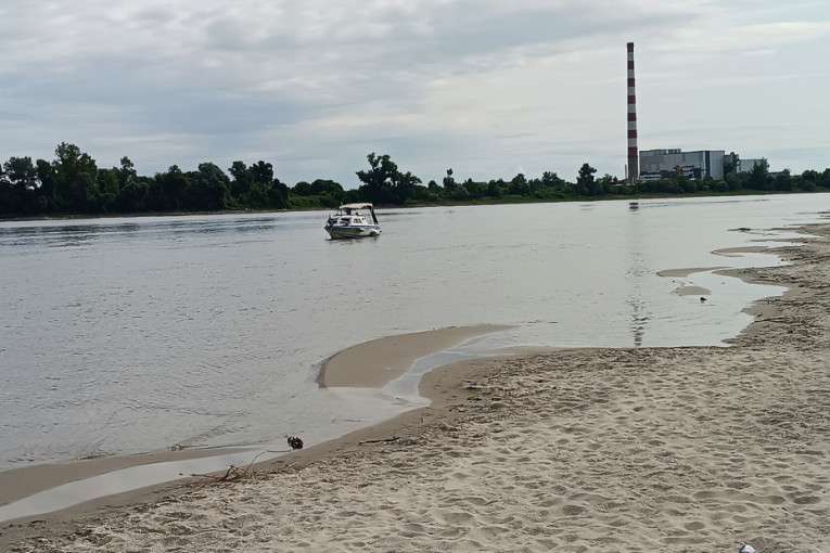 Dunav se povukao do neviđenih granica: Novosađani šetaju po pesku, lađari upozoravaju na probleme!