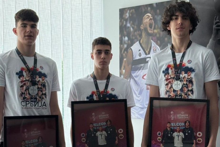 Deca Partizana se vratila u domovinu sa srebrom, a klub im je priredio doček za pamćenje: Ponos crno-bele porodice! (VIDEO)