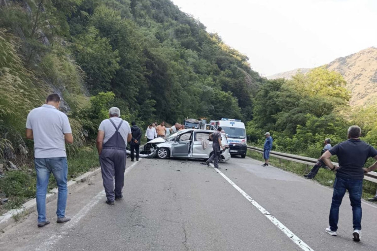 Aktivirani vazdušni jastuci, staklo i delovi rasuti po putu: Teška saobraćajna nezgoda na Ibarskoj magistrali, ima povređenih (FOTO)
