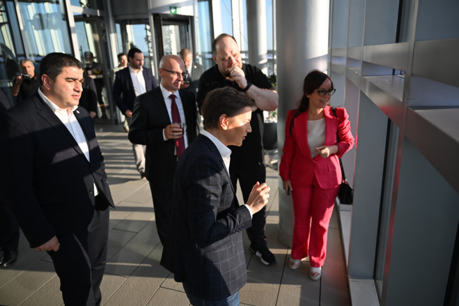 Brnabić sa predstavnicima parlamenata država kandidata za EU obišla Kulu Beograd