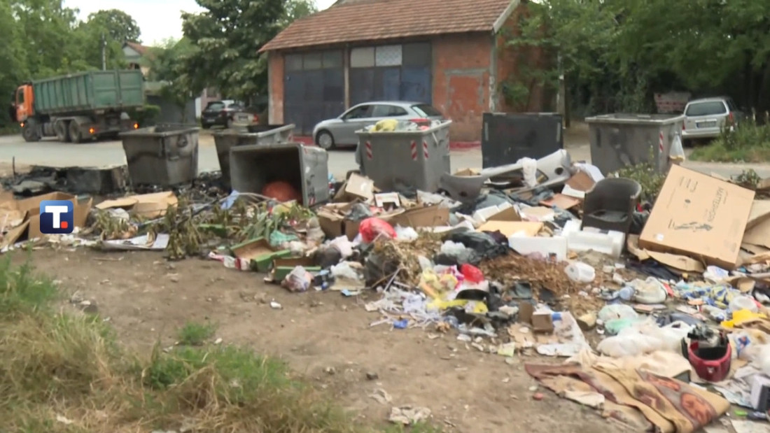Gradska čistoća danas uklanja divlju deponiju na Pazovačkom putu u Zemunu