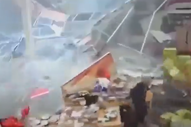 Krov prodavnice se urušio i zatrpao kupce! Nadzorna kamera snimila jezivu scenu (VIDEO)