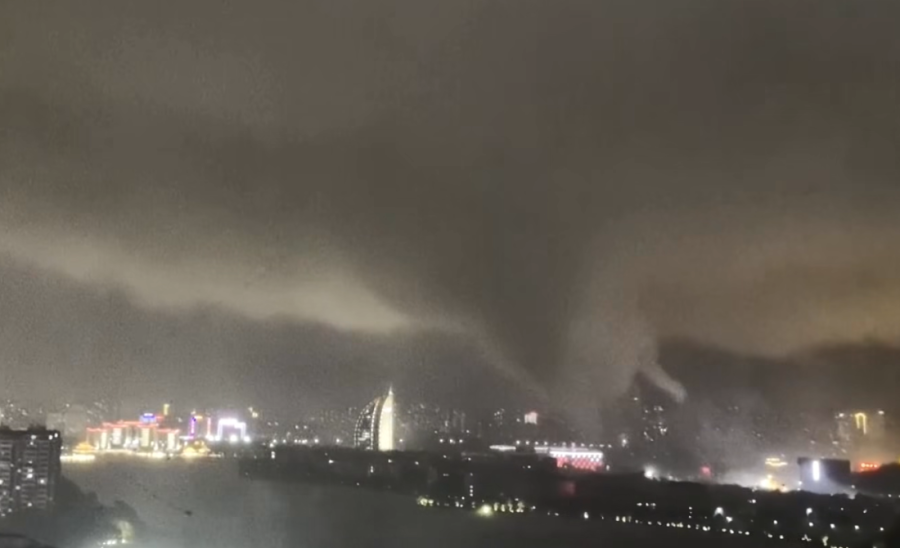 Tornado udario na Njujork, počeo potop! Proglašeno vanredno stanje, grom ubio muškarca na plaži!