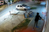 Demolirane prostorije SNS u Dobanovcima: Treći vandalski napad u poslednjih mesec dana, kamere sve zabeležile (VIDEO)