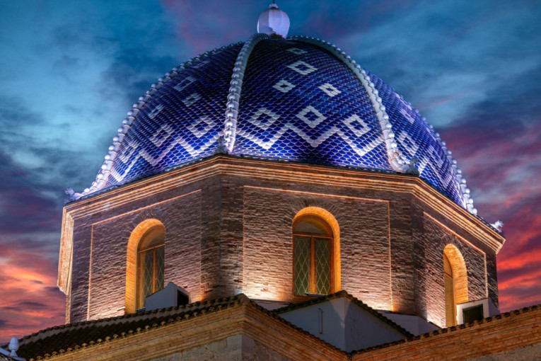 Zovu ga španskim Santorinijem: Bajkoviti gradić sa belim kućama i plavim kupolama osvaja na prvi pogled (FOTO)