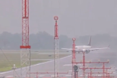 "Mislili smo da će eksplodirati!" Drama pri sletanju aviona na aerodrom, sleteo s piste, letelicom počeo da se širi dim (VIDEO)