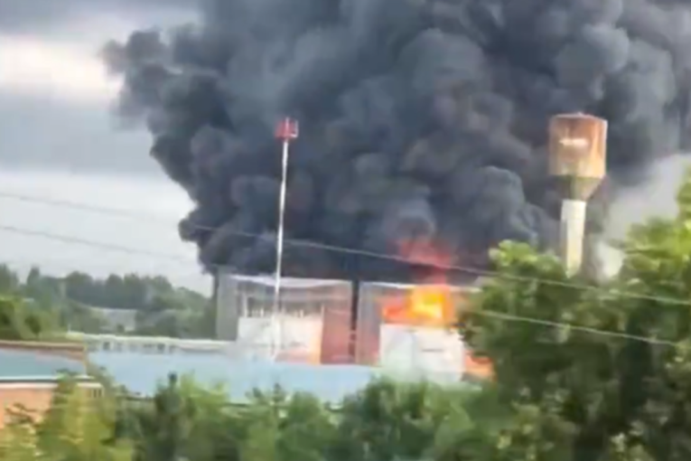 Gori velika ruska rafinerija! Ukrajinci udarili na sever zemlje, dron napravio katastrofu (VIDEO)