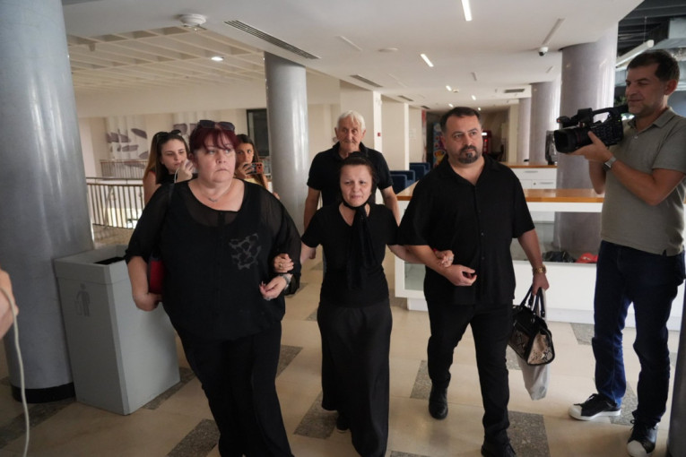 Komemoracija Andrije Bajića: Mala Cana stigla slomljena, pridržavaju je da ne padne (FOTO)