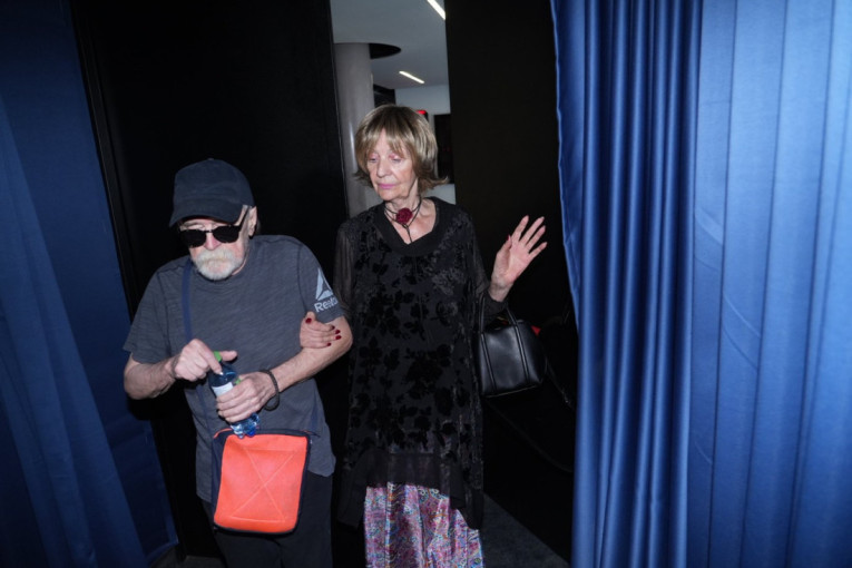 Lepa Lukić jedva hoda mesec dana posle povrede: Na komemoraciju došla sa longetom (FOTO)