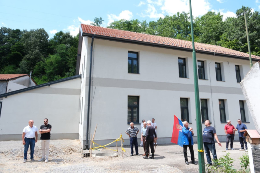 Najlepša slika iz srpskog sela danas stiže iz Kostajnika: Preko 50 mališana dobija novu savremenu zgradu škole (FOTO)