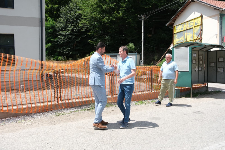 Najlepša slika iz srpskog sela danas stiže iz Kostajnika: Preko 50 mališana dobija novu savremenu zgradu škole (FOTO)