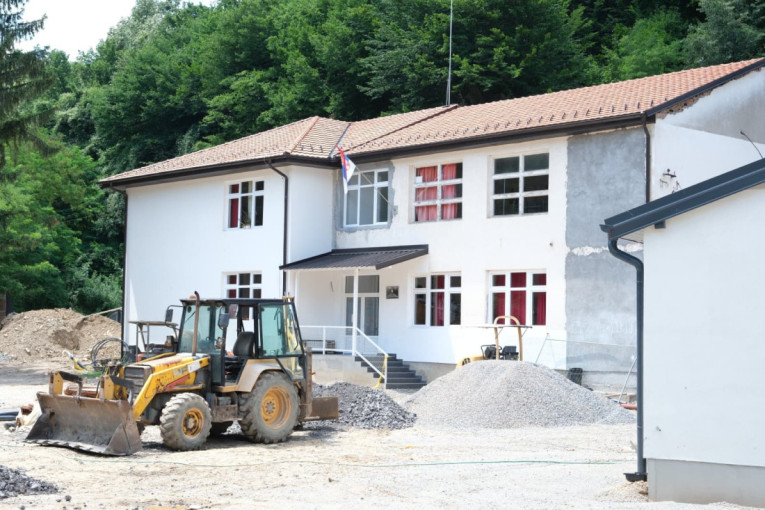 Najlepša slika iz srpskog sela danas stiže iz Kostajnika: Preko 50 mališana dobija novu savremenu zgradu škole (FOTO)