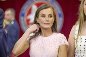 Jednostavnost kao njen najjači adut: Kraljica Letisija odisala elegancijom u puder roze haljini na svečanosti u Madridu