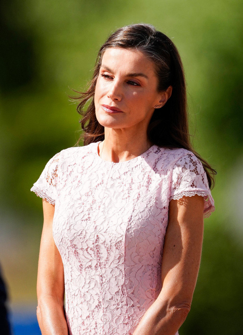 Jednostavnost kao njen najjači adut: Kraljica Letisija odisala elegancijom u puder roze haljini na svečanosti u Madridu
